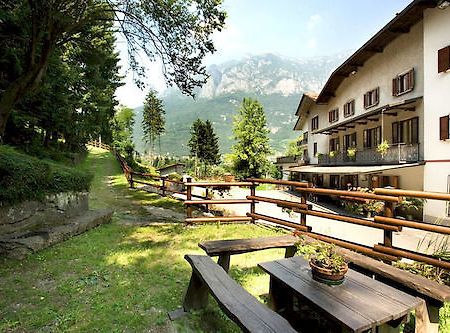 Albergo Il Castellino Boario Terme Екстериор снимка